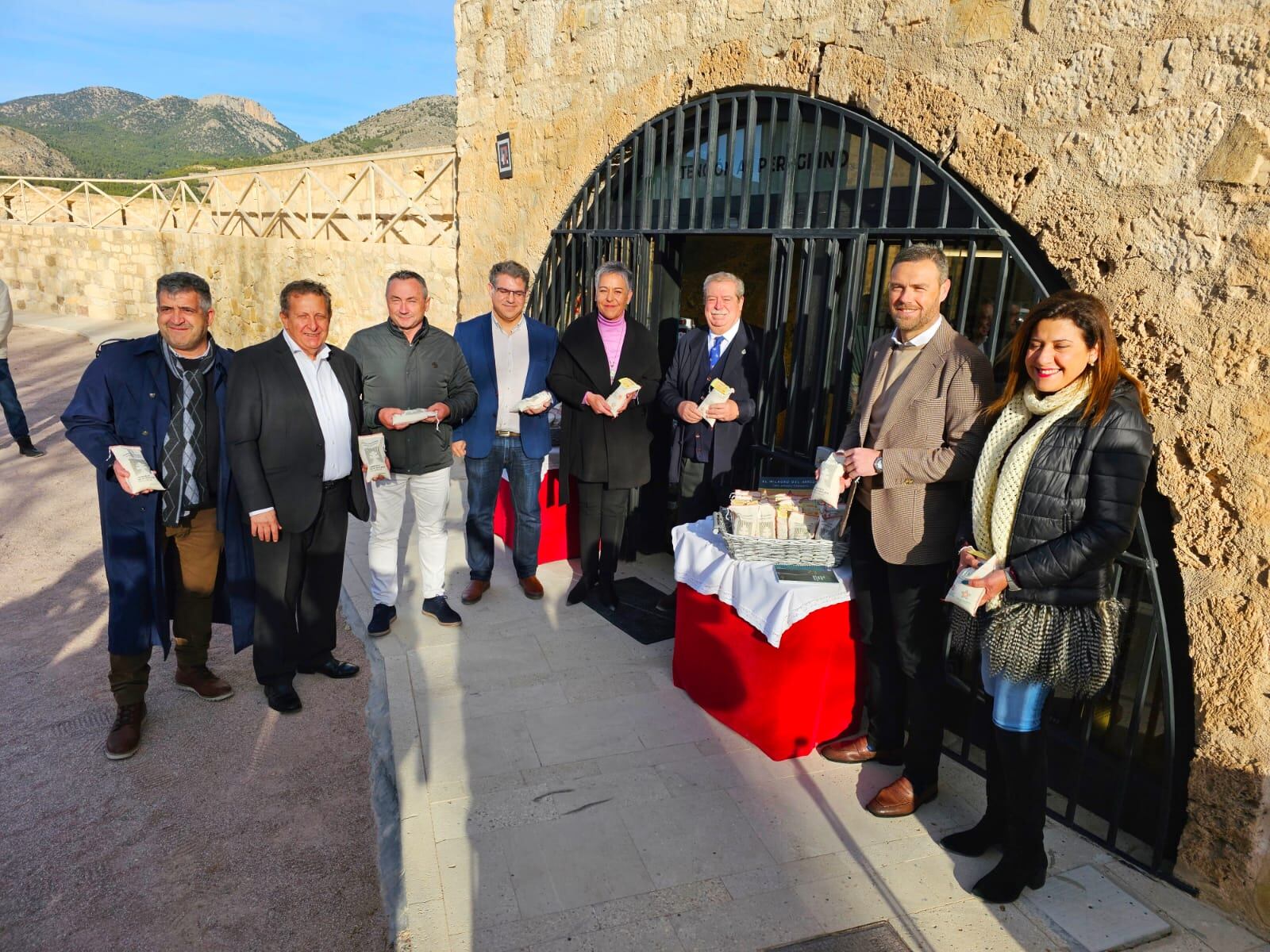 Asistentes a la presentación en la explanada del Castillo de la edicion especial del arroz de Calasparra para el Año Jubilar de Caravaca de la Cruz 2024