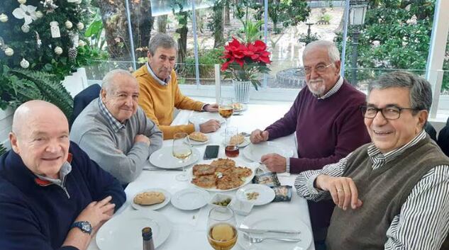 Delgado, segundo por la izquierda, en una comida con alcaldes de Algeciras