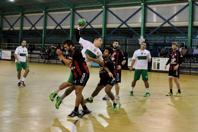 El Club Balonmano Elche en uno de sus partidos esta temporada en el Pabellón de Carrús