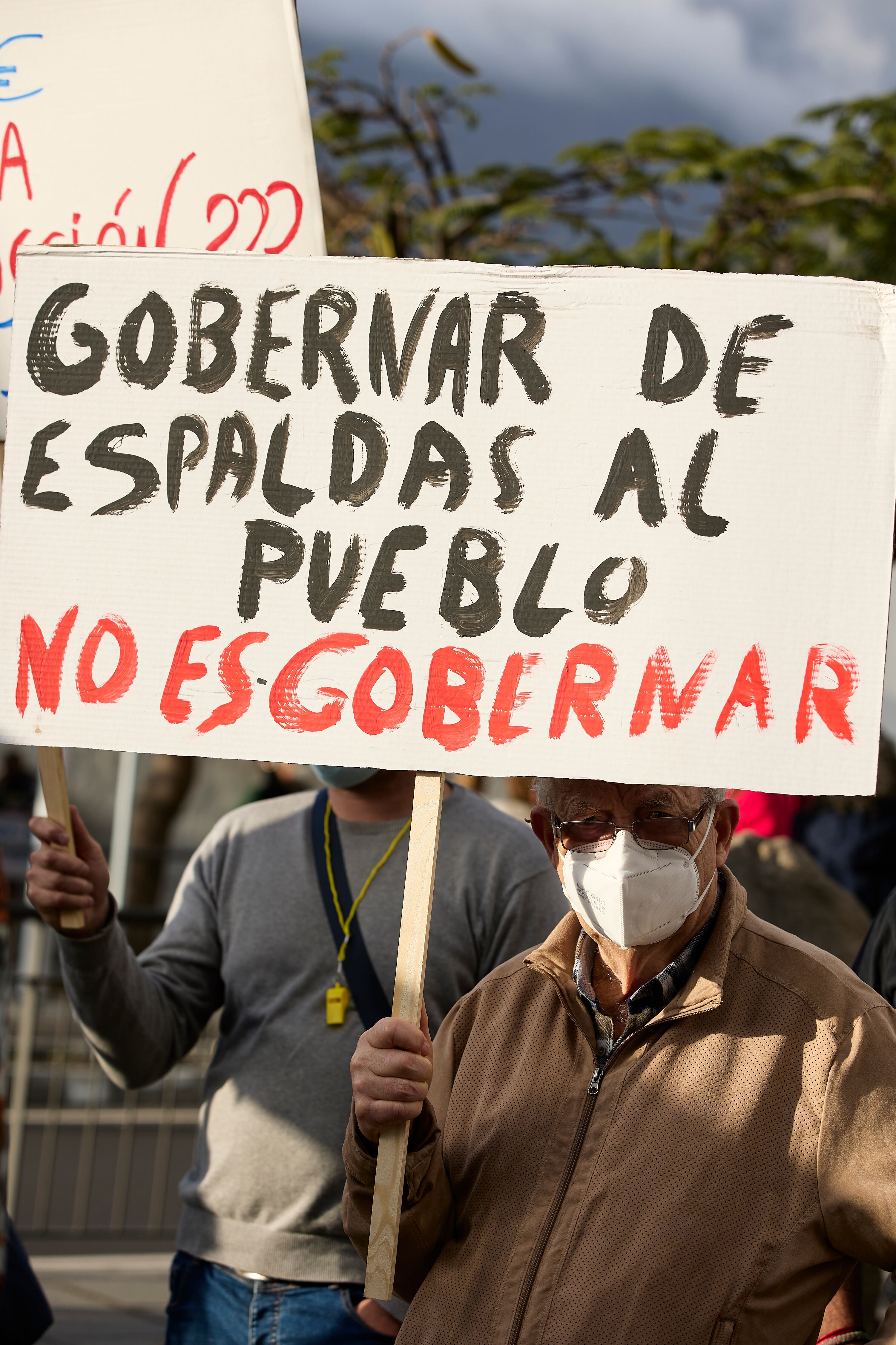 Un hombre con un cartel que dice: 'Gobernar de espaldas al pueblo no es gobernar', en una marcha para exigir 'los derechos de los afectados' ' por la erupción volcánica de Cumbre Vieja, el 25 de febrero de 2022 en Los Llanos de Aridane, La Palma, (Foto de Jesús Hellín/Europa Press vía Getty Images)