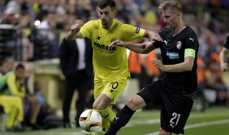 Leo Baptistao pelea por un balón ante el Viktoria Plzen