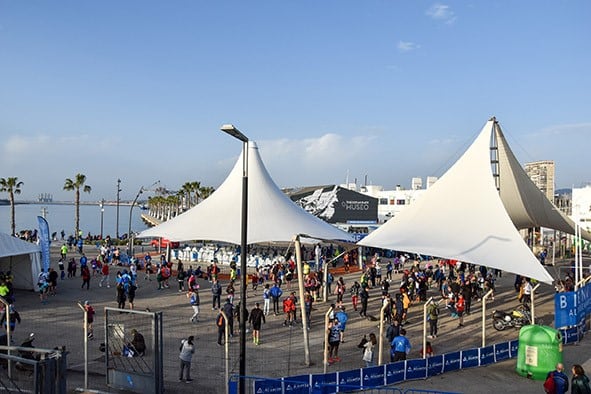 Media Maratón y 10 K de Alicante. Zona del &#039;Desembarco del Corredor&#039; en la que se entregan las bolsas y los dorsales