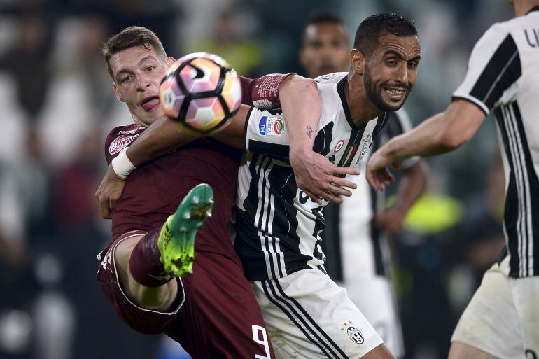 Benatia disputa el balón en el derbi de Turín