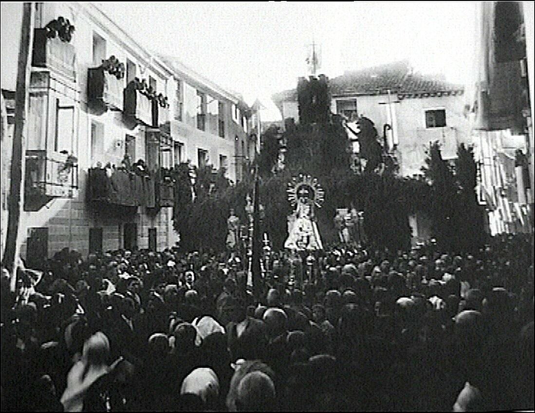 Rogativa por la sequía con la Virgen de las Viñas. Plaza del Trigo (1921)