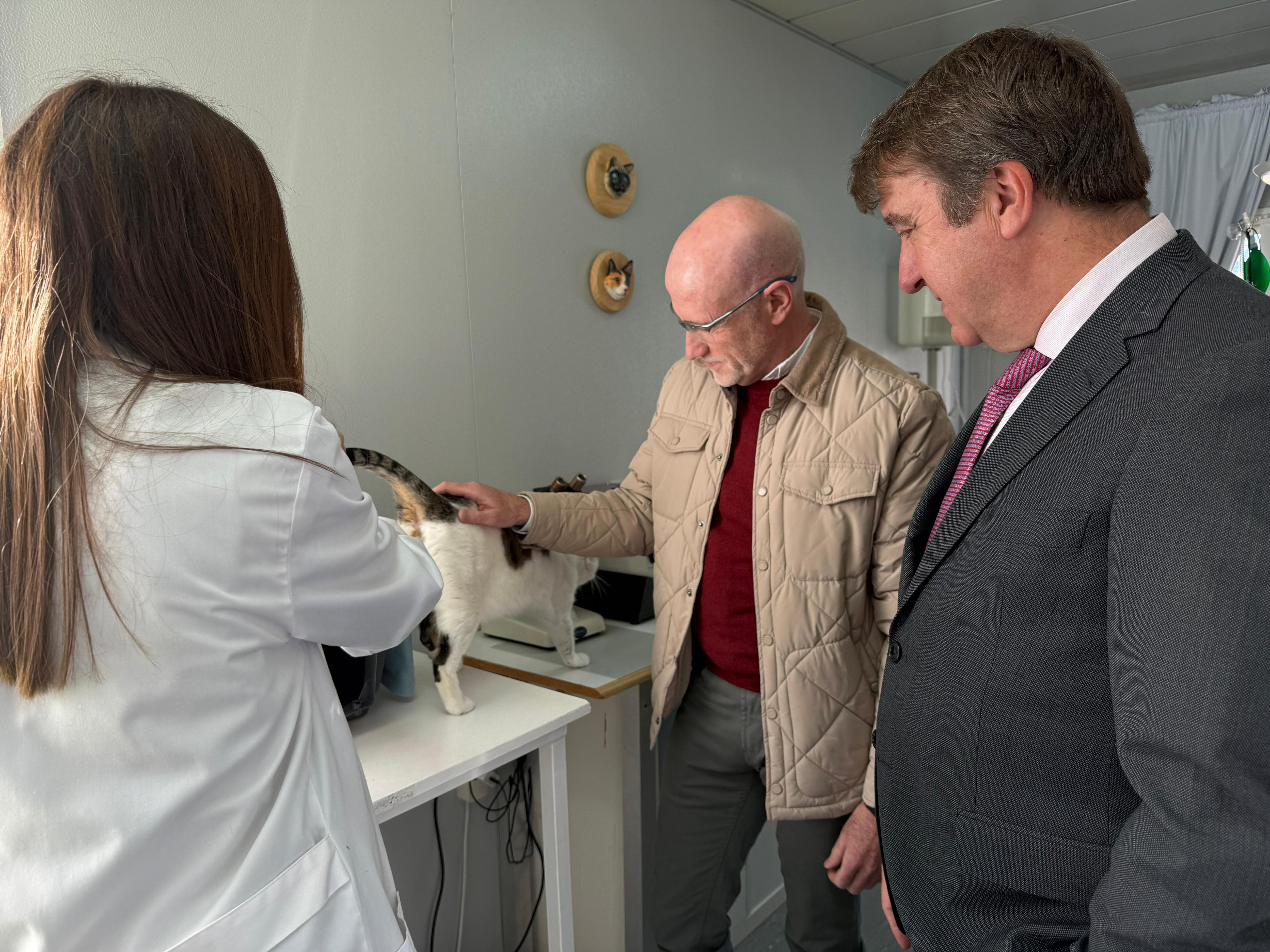 El alcalde de Tres Cantos, Jesús Moreno, visita la nueva ubicación del Centro de Intervención y Custodia de Animales