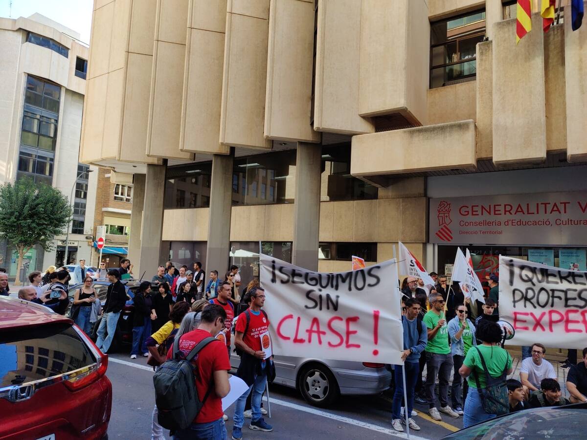 Los sindicatos convocan una nueva concentración en los centros educativos de Alicante y la Comunitat este martes