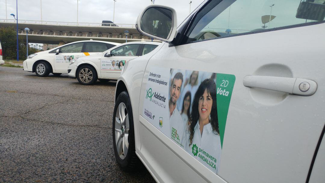 Taxis de Sevilla con la propaganda de Adelante Andalucía