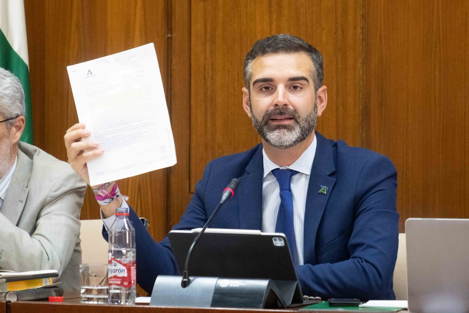 Fernández-Pacheco con la carta enviada al ministerio