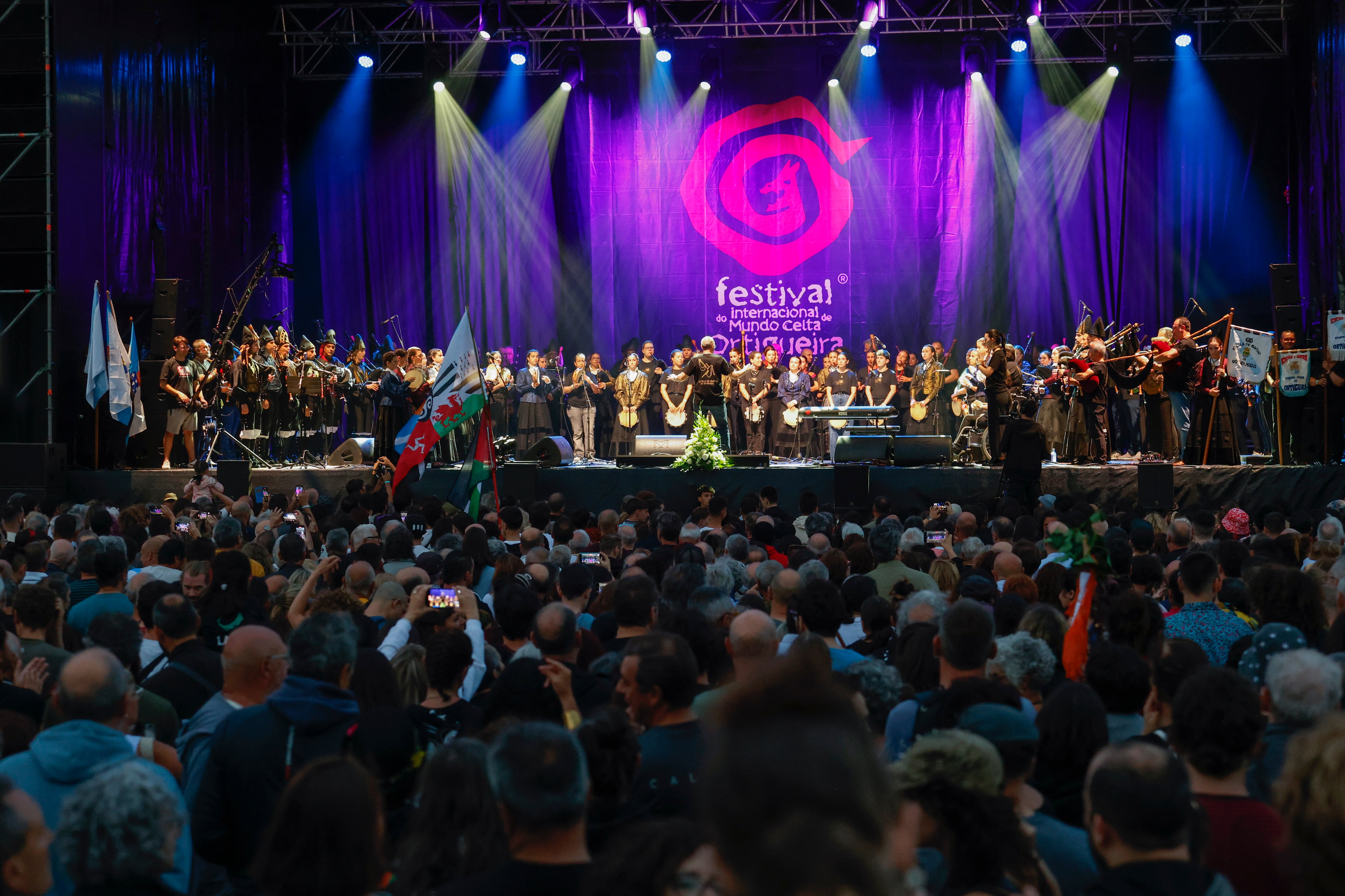 La Escola de Gaitas fue la gran protagonista de la noche del viernes en el Festival Internacional do Mundo Celta de Ortigueira (foto: Kiko Delgado / EFE)