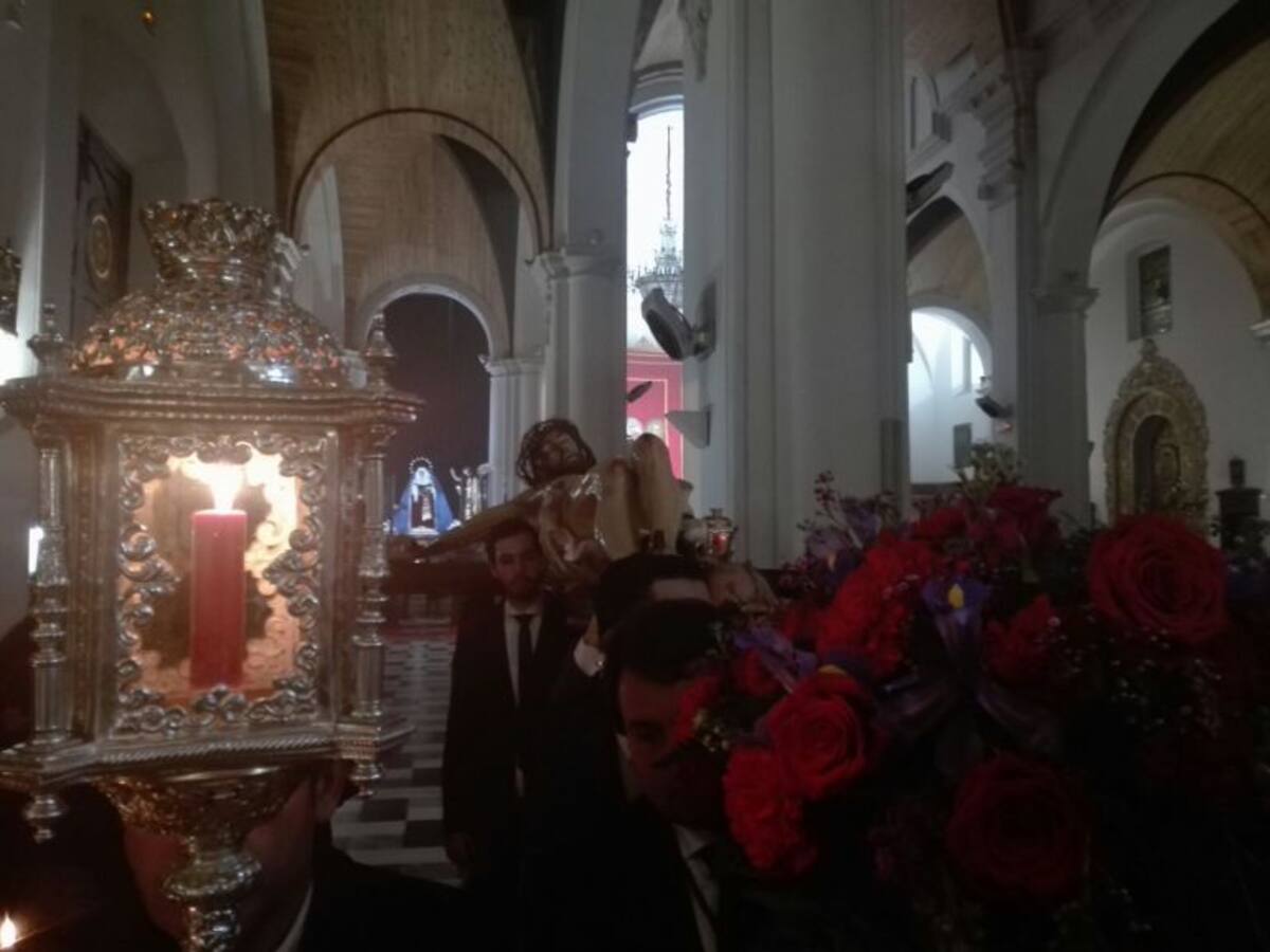 El Cristo de la Vera Cruz preside el altar mayor de La Concepción