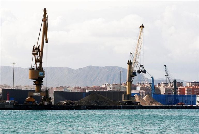 Actividad industrial en el Puerto de Alicante (archivo)