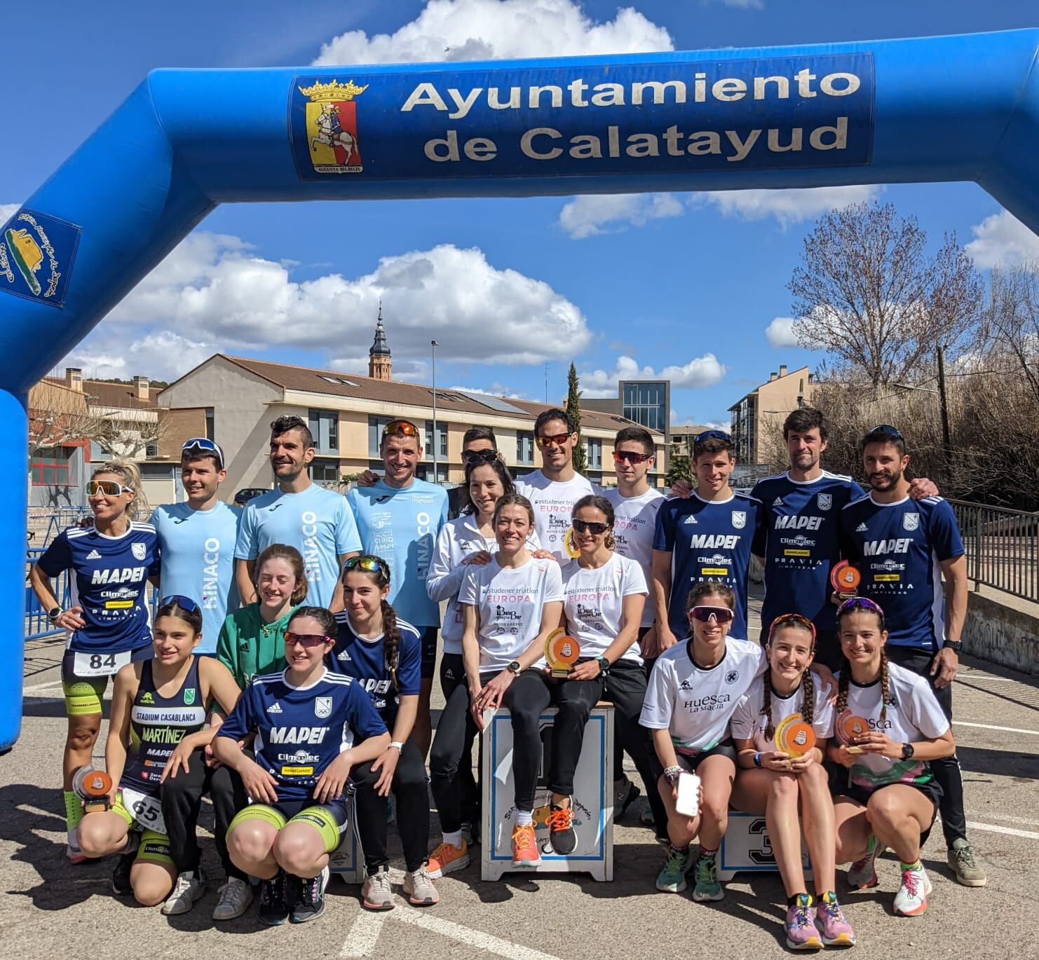Los equipos del CC Oscense y Monzón en el podio en Calatayud