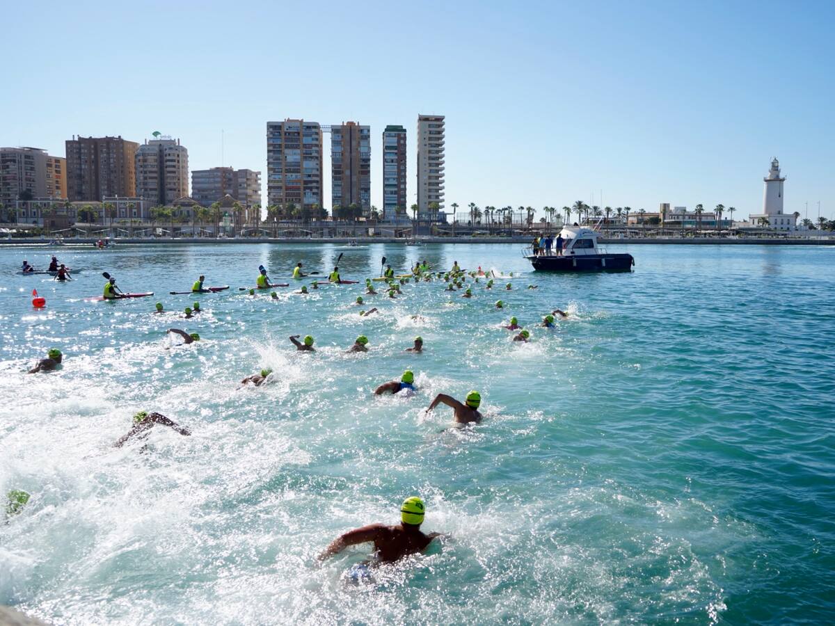 Quinientos nadadores participan en la travesía a nado del puerto de Málaga
