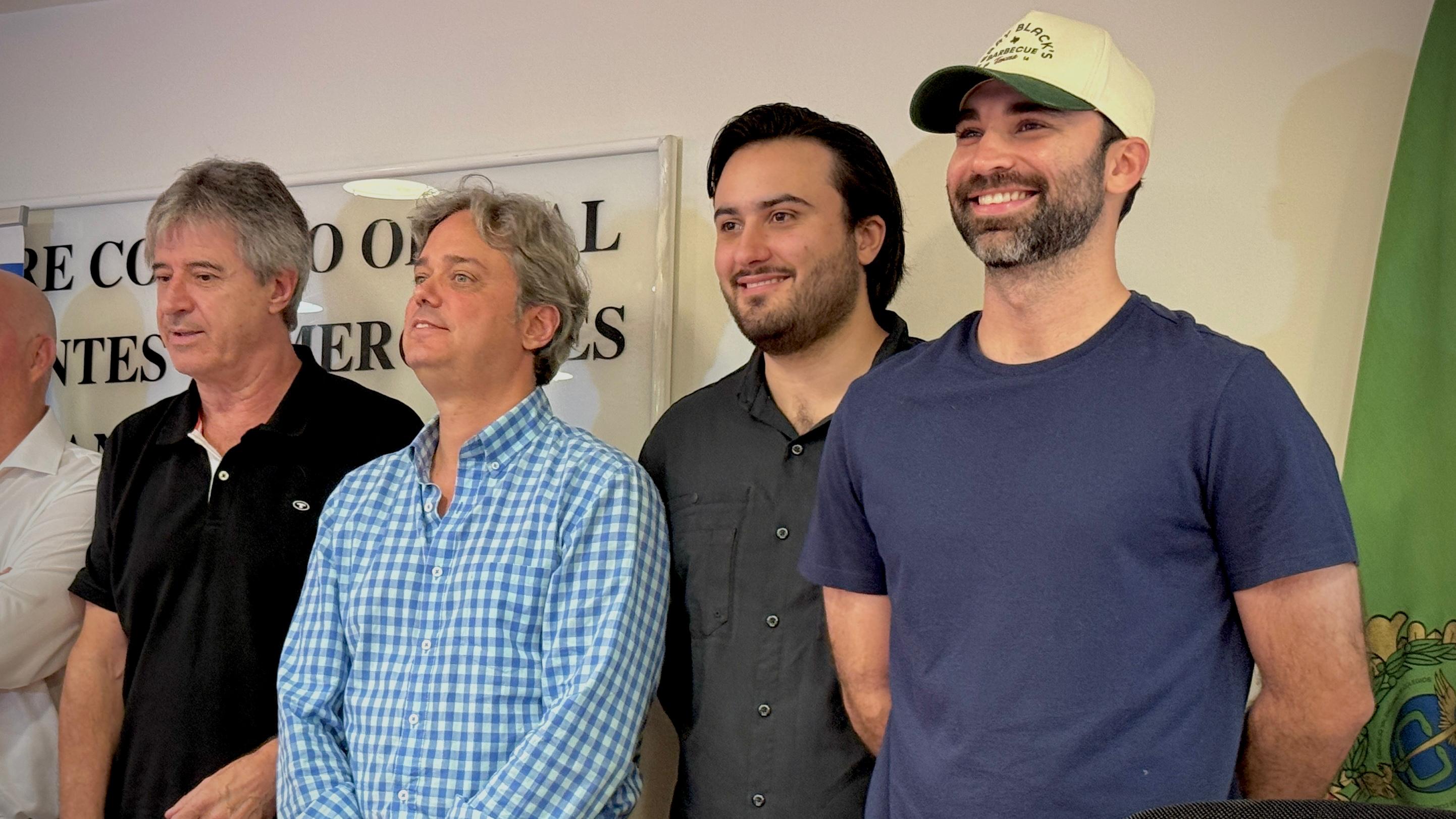 Roberto Aguayo, junto a la directiva del Lucentum Alicante