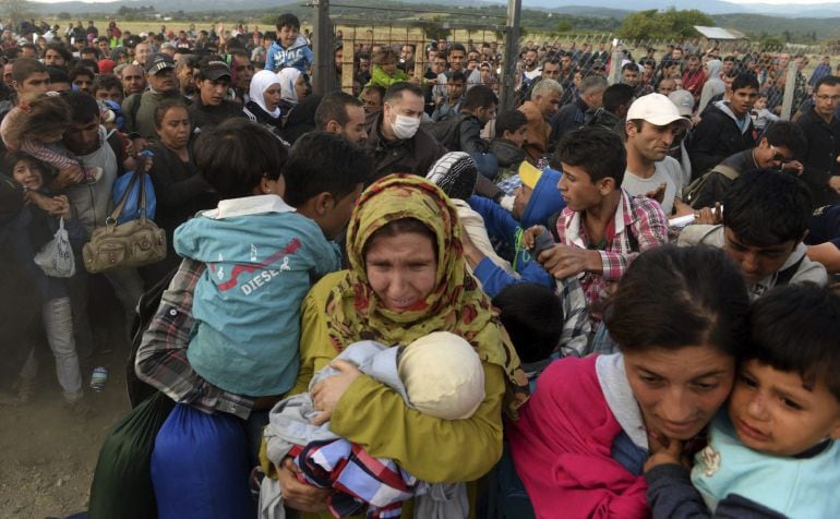 NAK16 GEVGELIJA (MACEDONIA) 07/09/2015.- Refugiados logran romper el cordón policial y cruzar a Gevgelija, ciudad macedonia situada en la frontera con Grecia, hoy, 7 de septiembre de 2015. Millares de refugiados, la mayoría sirios, emprenden una ardua travesía a través de la conocida como &quot;ruta de los Balcanes&quot;, que pasa por Grecia, Macedonia y Serbia hasta llegar a Hungría, en un anhelo por alcanzar Europa occidental. EFE/Nake Batev