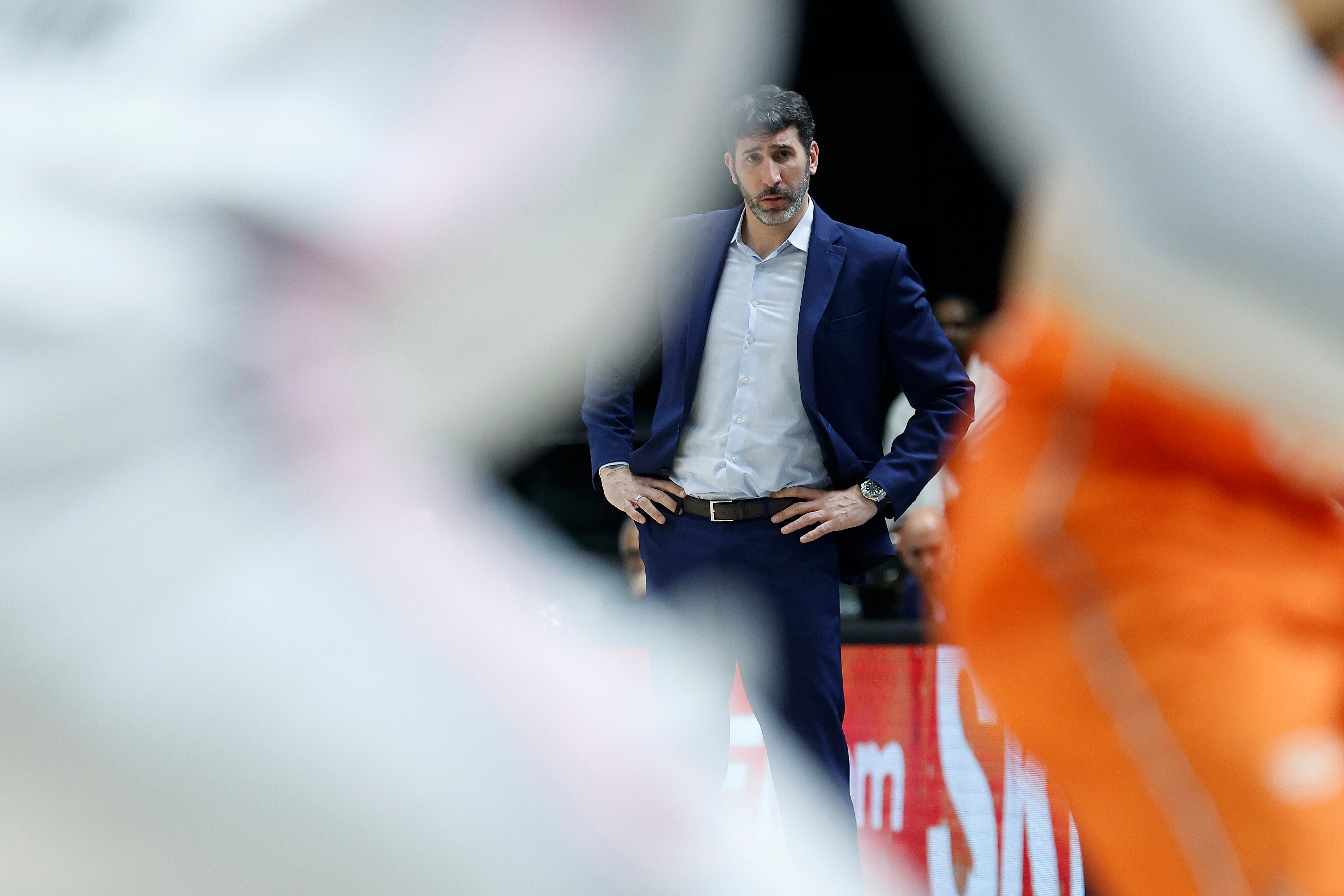 VALENCIA, 04/04/2024.-  El entrenador del Valencia Basket, Alex Mumbrú, en el partido de Euroliga ante el Asvel, que se disputa este jueves en la Fuente de San Luis. EFE/ Miguel Ángel Polo