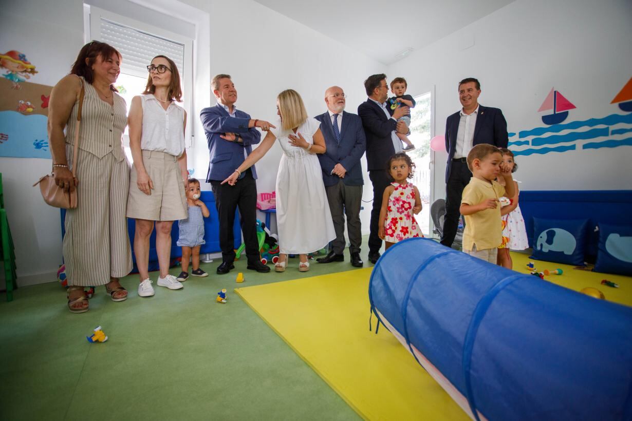 El presidente García-Page junto a la alcaldesa de Pozo Lorente, en la inauguración de la Escuela Infantil