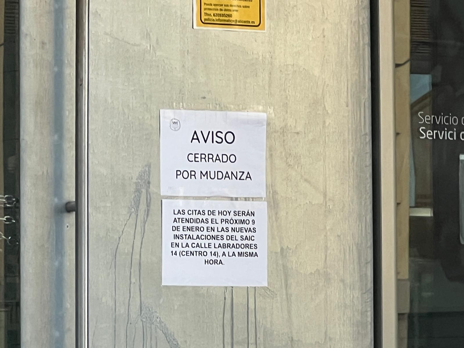 Aviso colocado en la puerta del antiguo hotel Palas que albergaba el Servicio de Atención Integral a la Ciudadanía de Alicante