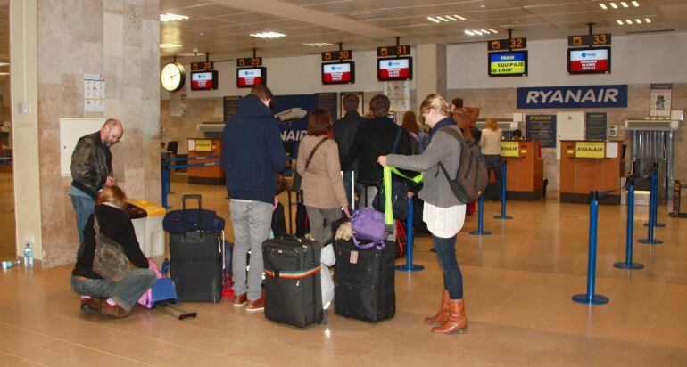 Passatgers esperant per facturar. Imatge d'arxiu.