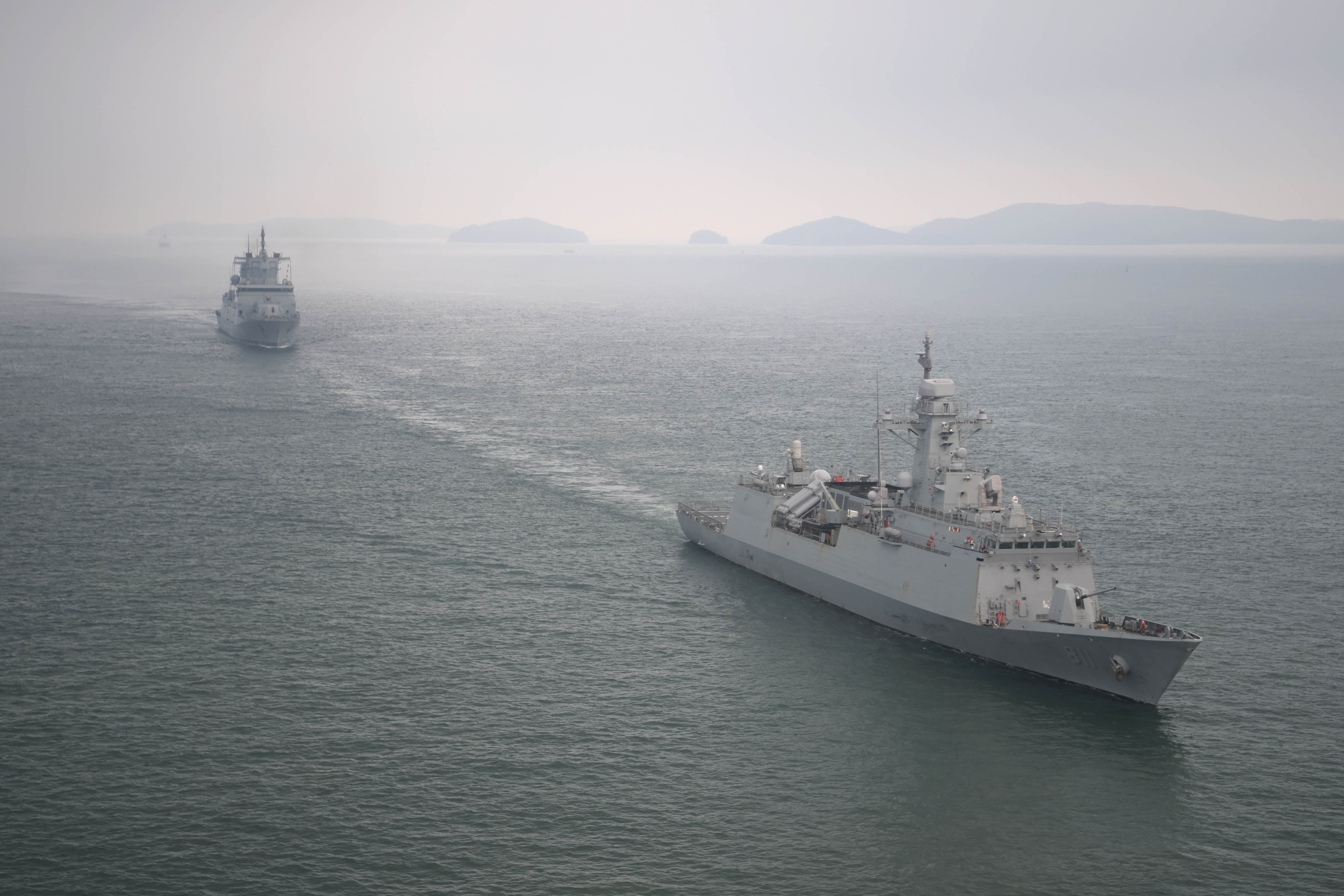 La fragata alemana Baden-Württemberg sigue a un barco militar de Corea del Sur durante un ejercicio conjunto a principios de este mes de septiembre