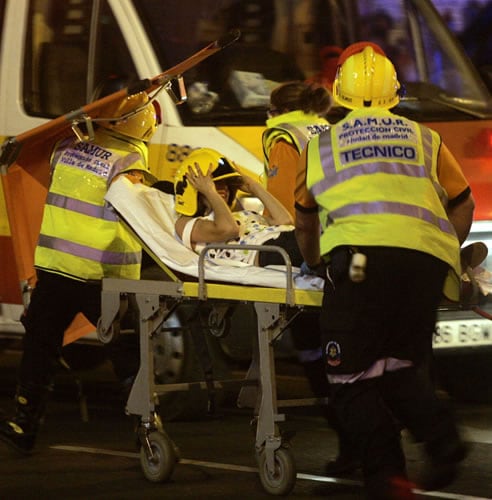 Una mujer herida tras una de las cargas policiales es trasladada en una ambulancia por el Samur