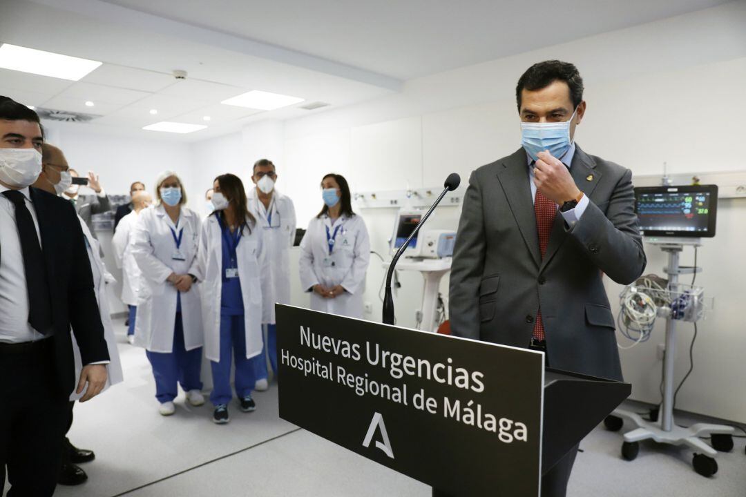 El presidente de la Junta de Andalucía, Juanma Moreno; junto al consejero mde Presidencia, Elías Bendodo y el consejero de Sanidad, Jesús Aguirre inauguran nueva urgencias del Hospital Regional y visita las obras de la UCI