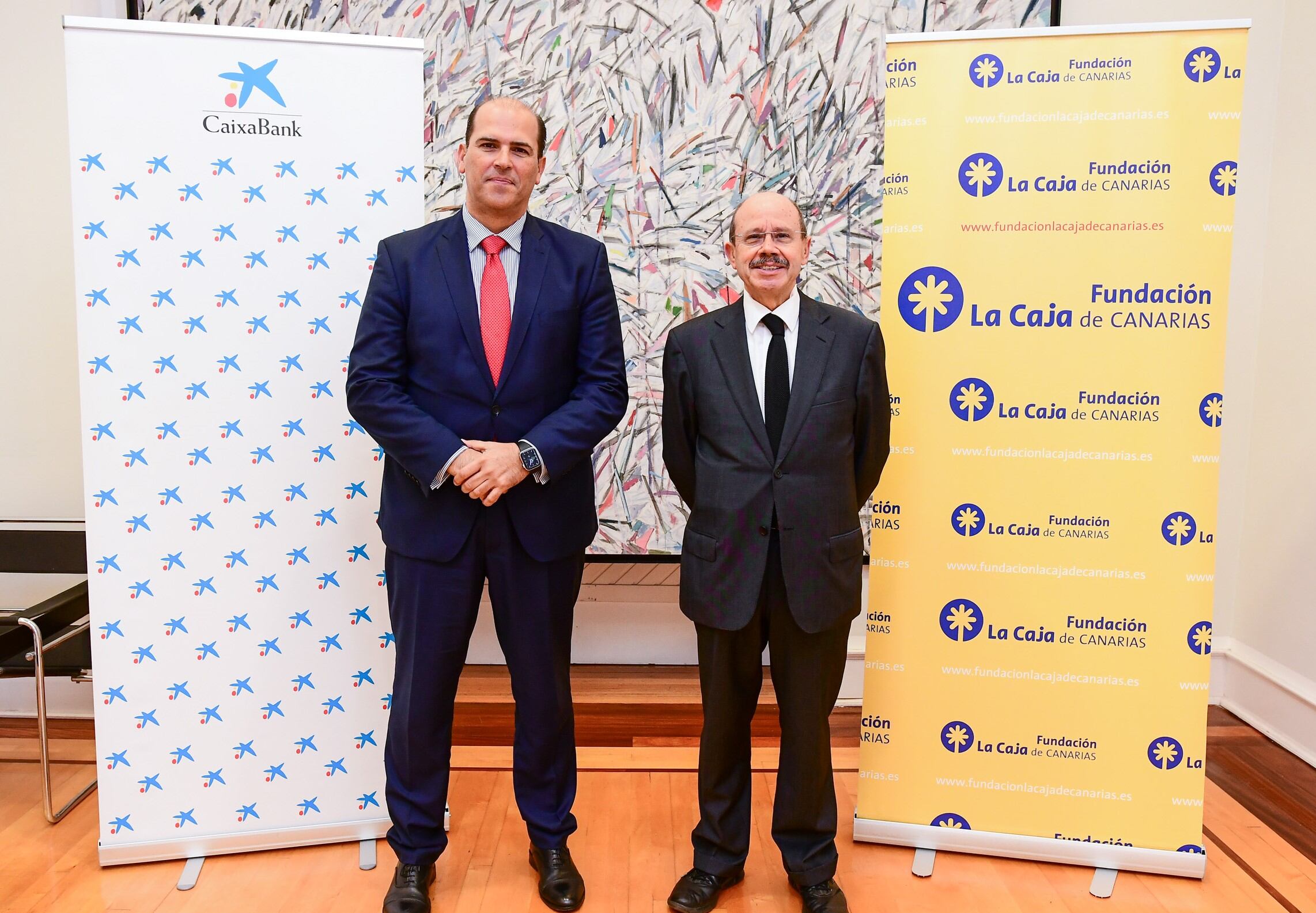 Manuel Afonso, director territorial de CaixaBank, y Manuel Sánchez, presidente de Fundación La Caja de Canarias