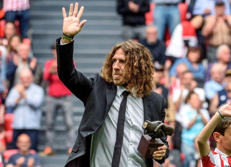 Carles Puyol, exjugador del FC Barcelona recibe el &#039;One Club Player&#039;, premio que otorga el Athletic Club a jugadores que, fuera del equipo bilbaíno, desarrollaron toda su carrera deportiva en un mismo club.