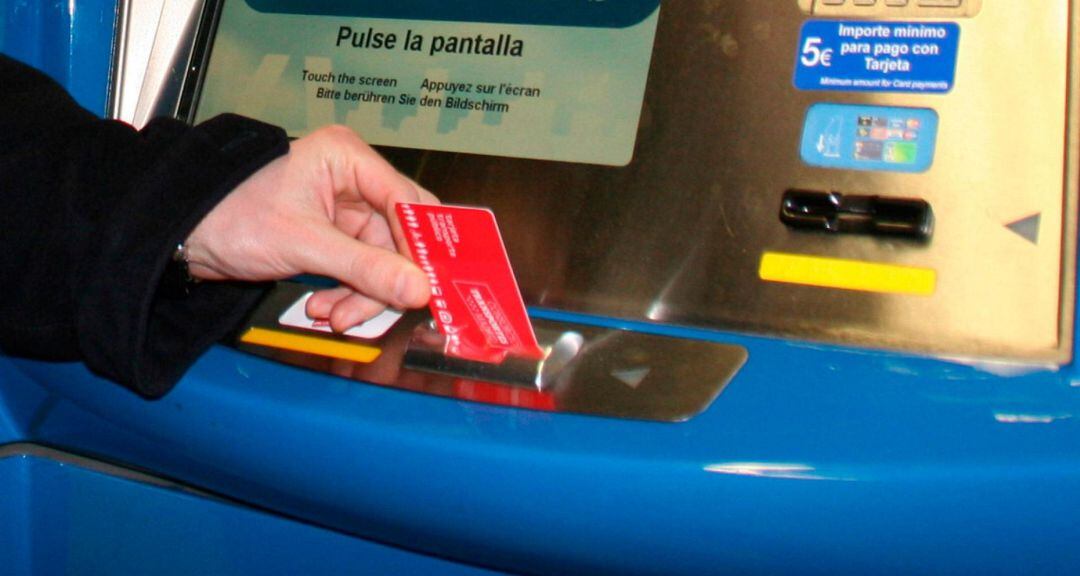 Un usuario recargando el abono transporte en Madrid.