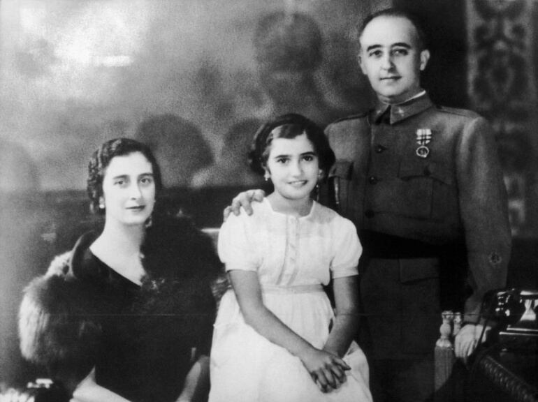 El dictador Francisco Franco, su esposa y su hija, en enero de 1938