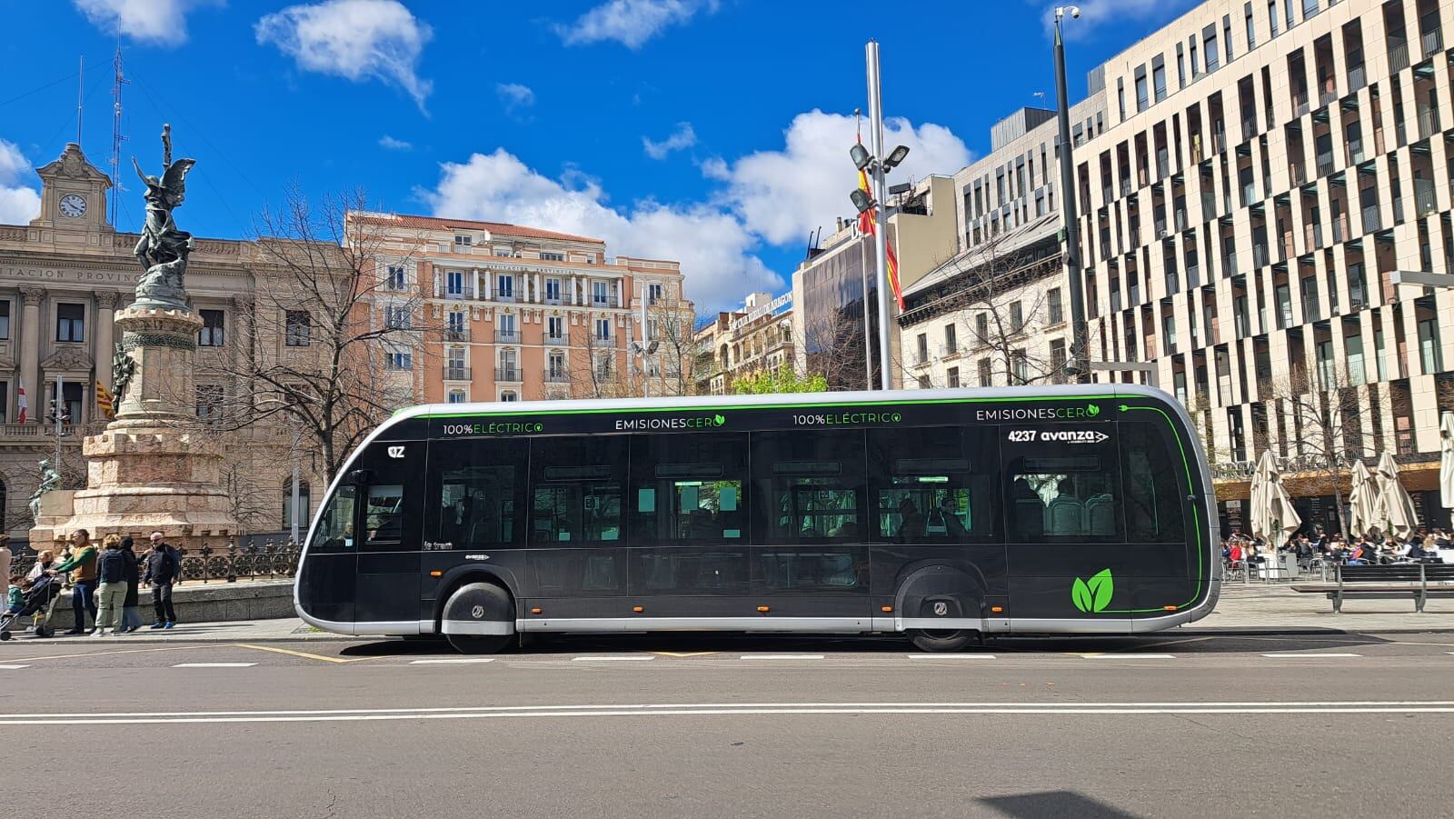Autobús urbano en la parada de la plaza de España de Zaragoza