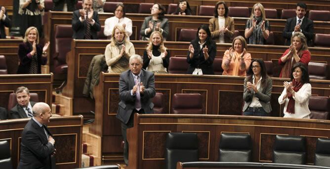 El ministro de Educación, José Ignacio Wert, aplaudido tras su intervención en el pleno del Congreso que da luz verde al proyecto de Ley para la Mejora de la Calidad Educativa (Lomce).