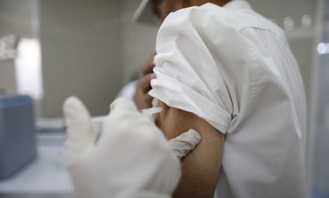 Una persona siendo vacunada.