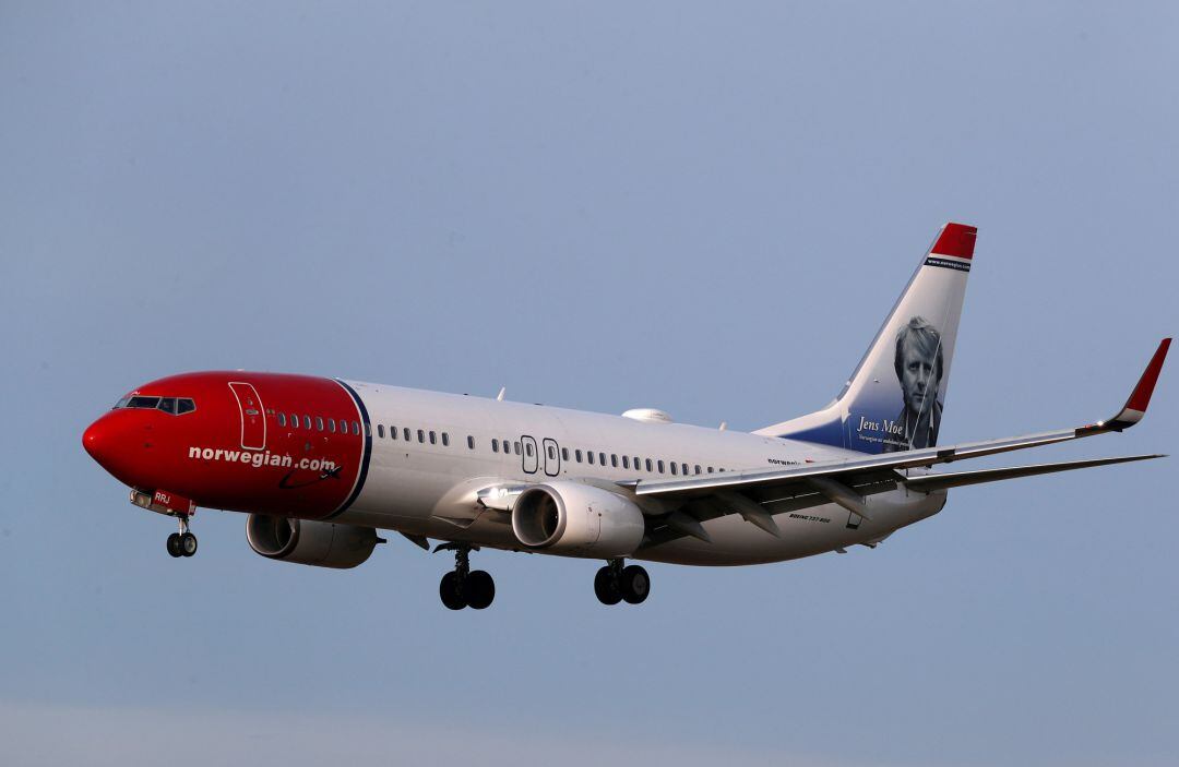 Un Boeing 737-800 de Norwegian, cerca del aeropuerto de Riga (Letonia).