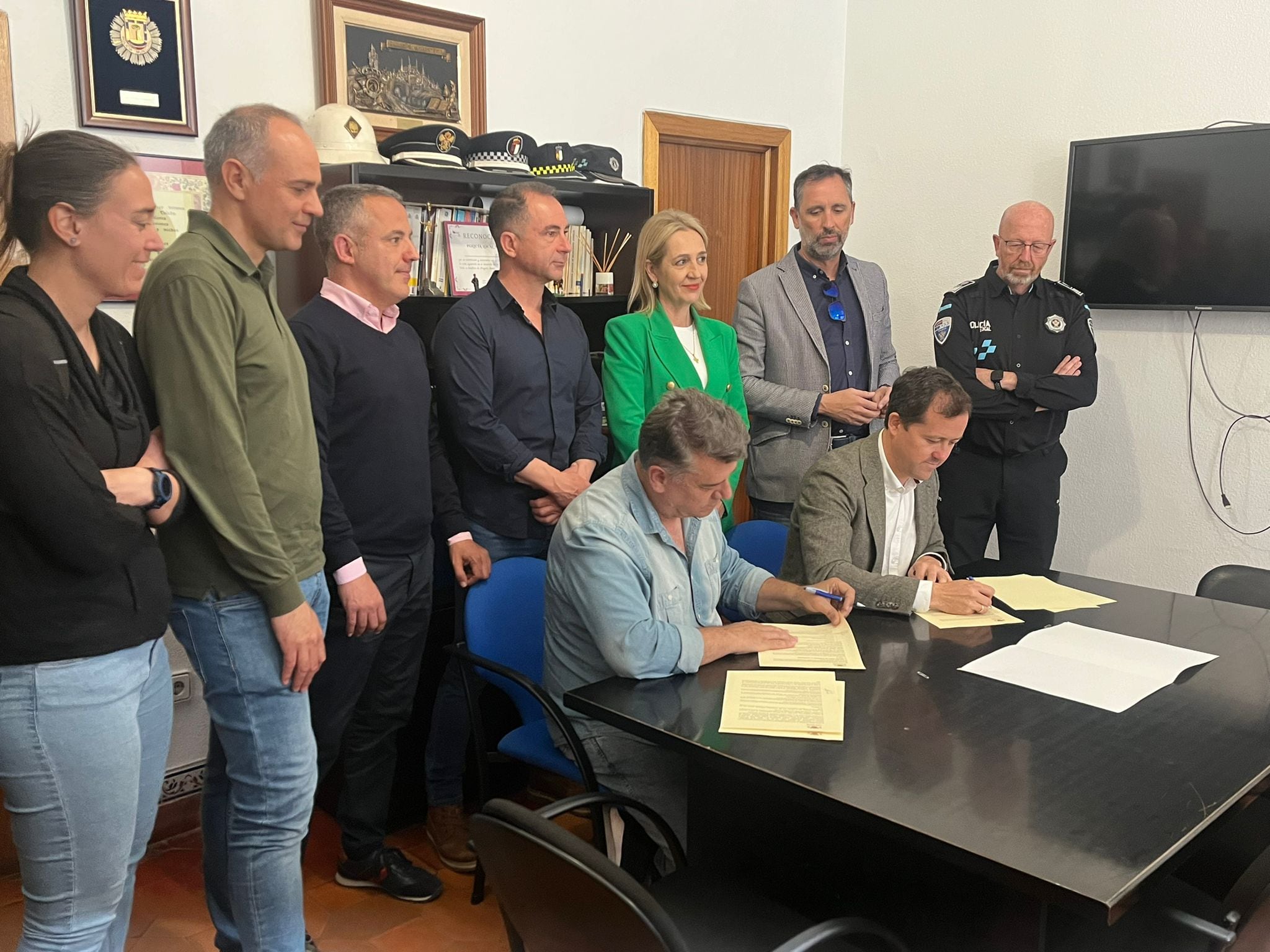 Imagen de la firma del acuerdo entre Policía Local y el Ayuntamiento de Toledo