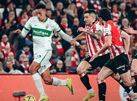 Un momento del Athletic-Elche CF jugado en el estadio de San Mamés