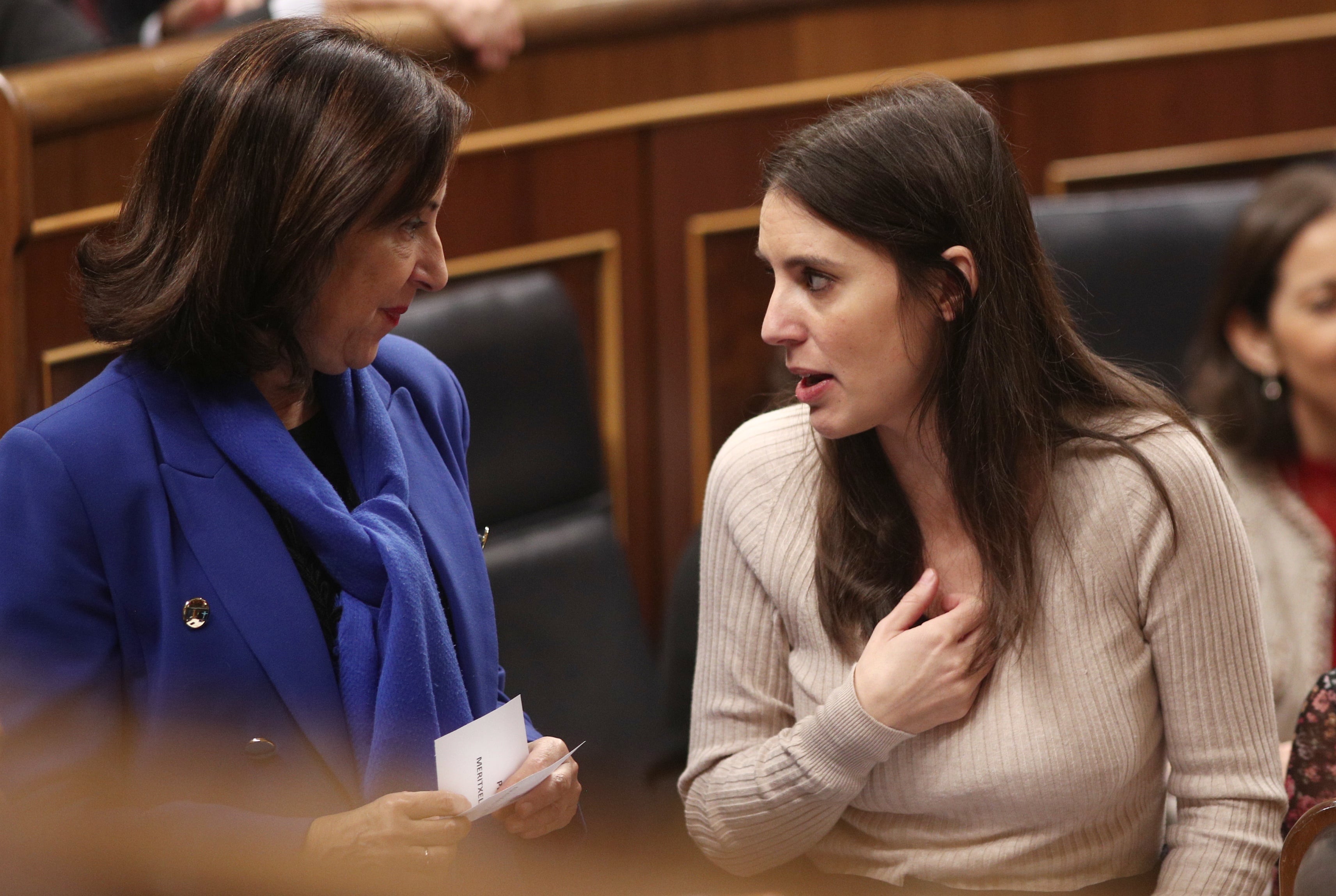 La ministra de Defensa, Margarita Robles, habla con la titular de Igualdad, Irene Montero, en el Congreso de los Diputados