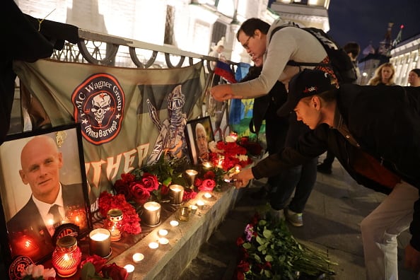 Ciudadanos colocan un memorial al recién desaparecido fundador del grupo Wagner, Yevgueni Prigozhin, en una calle cercana al Kremlin, en Moscú (Rusia)