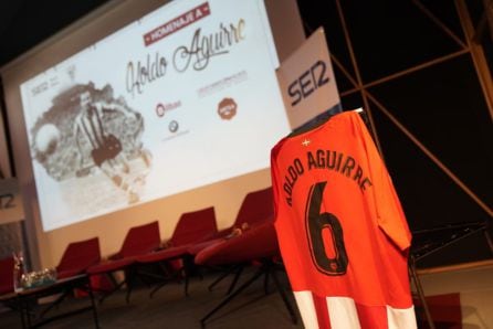 La camiseta con el 6 de Koldo Aguirre presidió el acto de homenaje