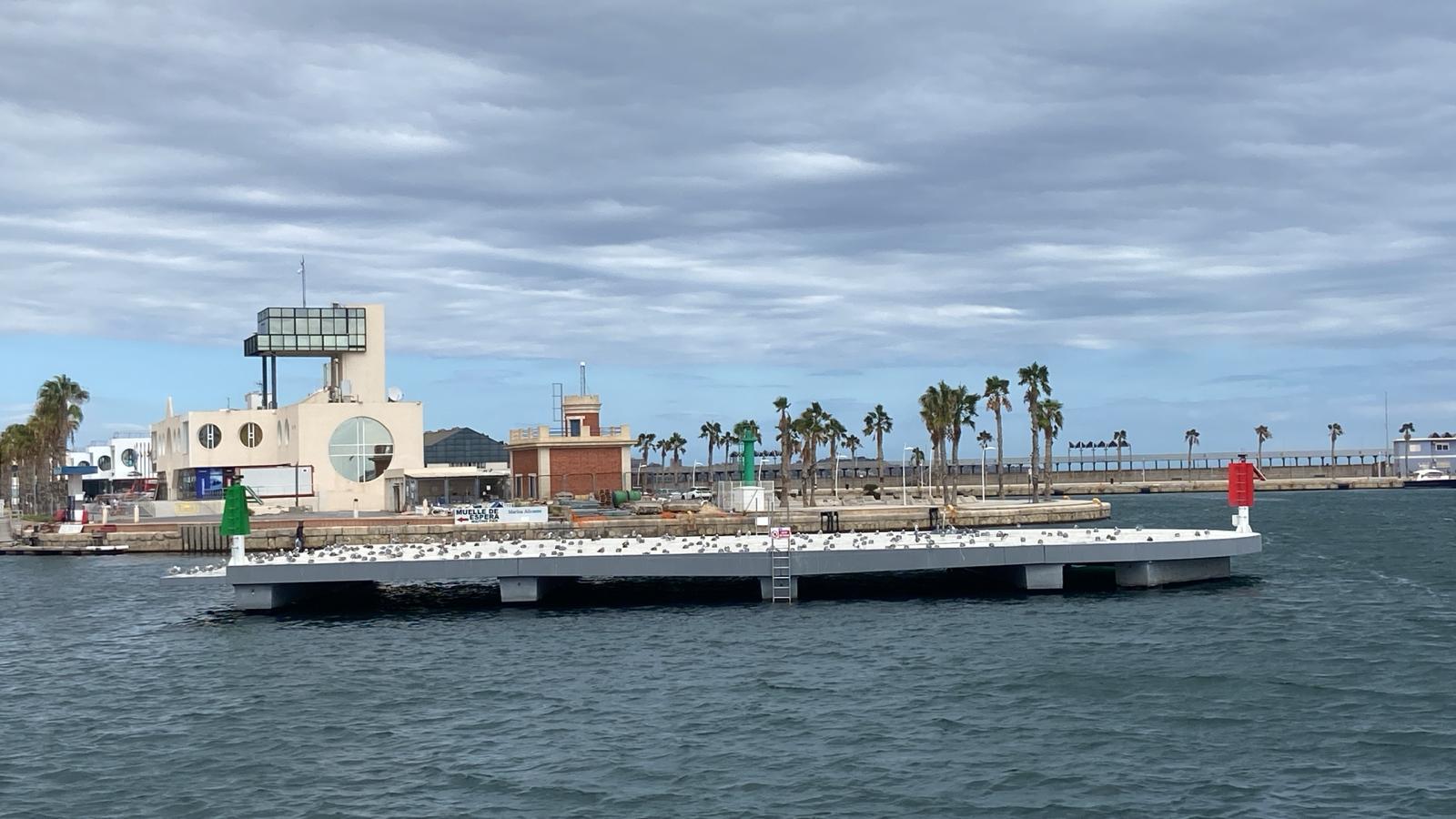 Plataforma construida en la bocana del Puerto de Alicante