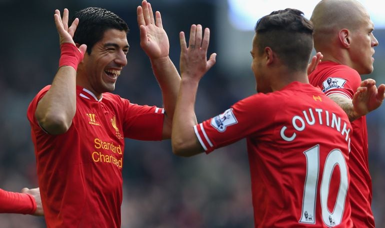 Suárez y Coutinho, en un partido con el Liverpool de 2013.