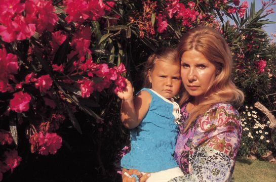 Cayetana de Alba y su hija Eugenia en 1971