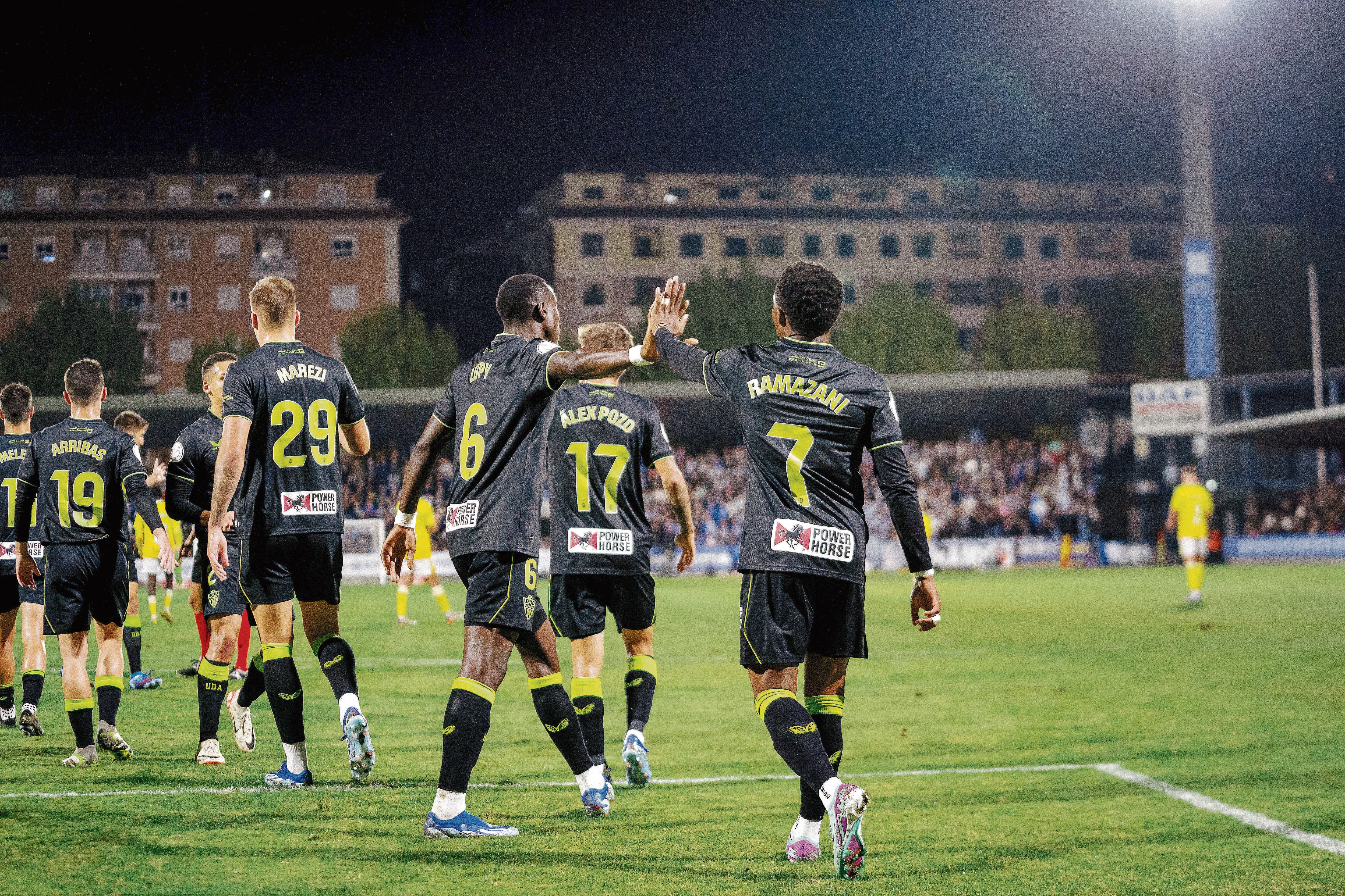 Ramazani es felicitado por sus compañeros tras anotar el primero de los dos goles que acabaron con un Talavera guerrero.