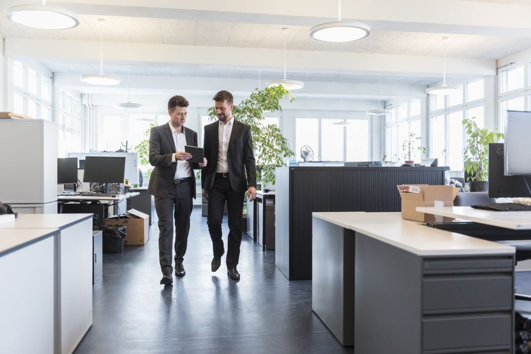 Dos personas hablan en una oficina