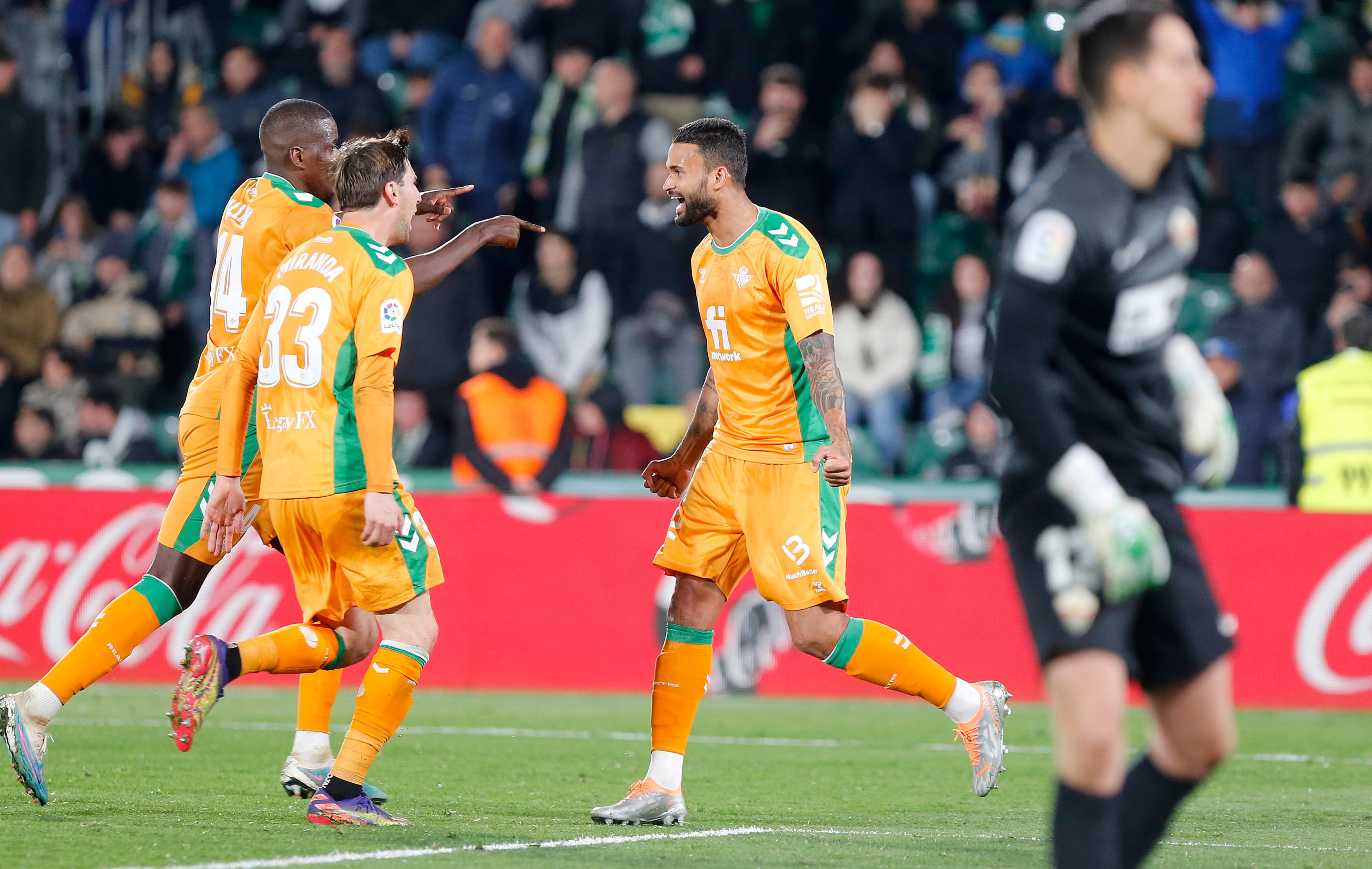 ELCHE (ALICANTE), 24/02/2023.- El delantero brasileño del Betis Willian José celebra su gol, durante el encuentro de LaLiga que Elche CF y Real Betis disputan este viernes en el estadio Martínez Valero, en Elche. EFE / Manuel Lorenzo