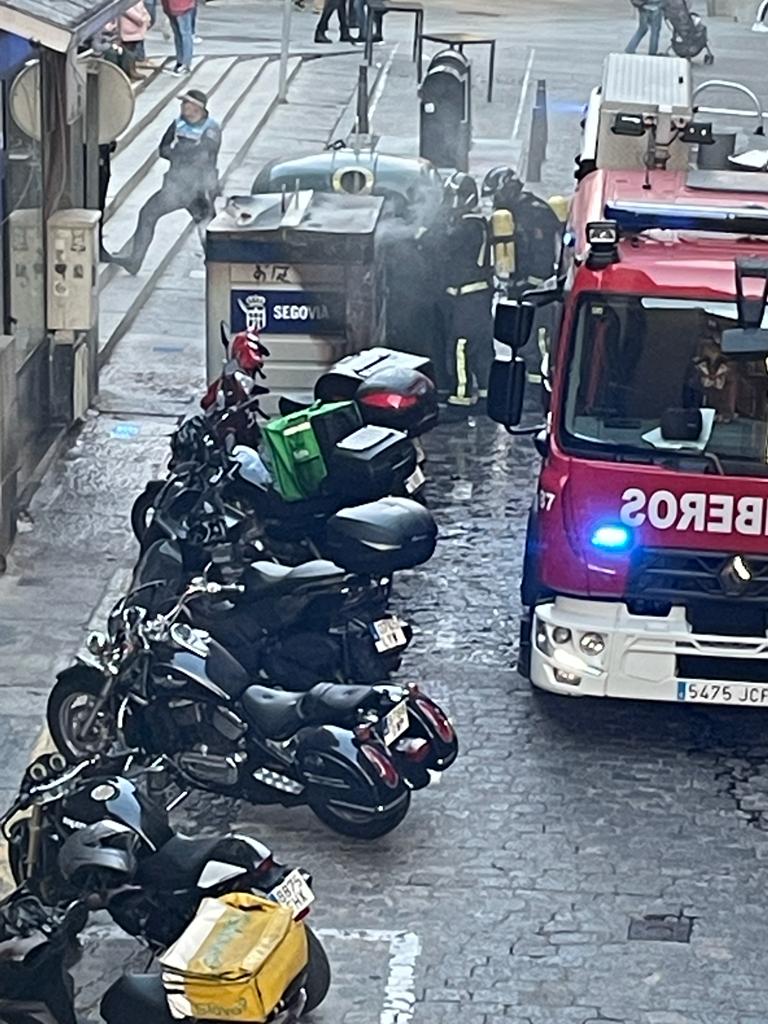 Los bomberos sofocan el contenedor quemado en Santa Engracia, Segovia