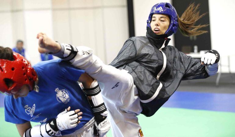 La taekwondista Eva Calvo (d) durante la primera sesión de entrenamiento de la semana en el Ríocentro, en los Juegos Olímpicos Río 2016.