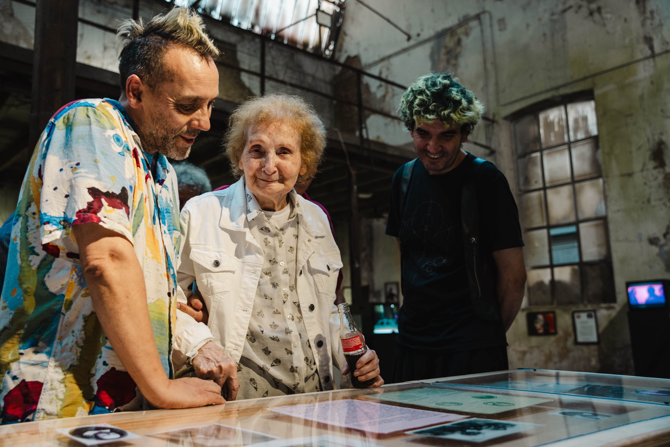 Nestor Prieto, Paz Muro y Francisco Brives (comisarios y artista).