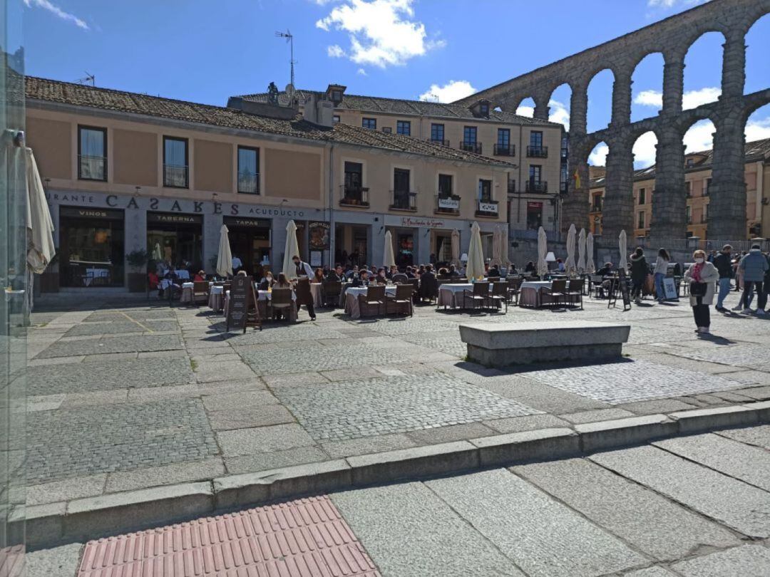 La Junta prohíbe durante dos semanas el consumo en barra y adelanta el cierre de la hostelería a las 01.30