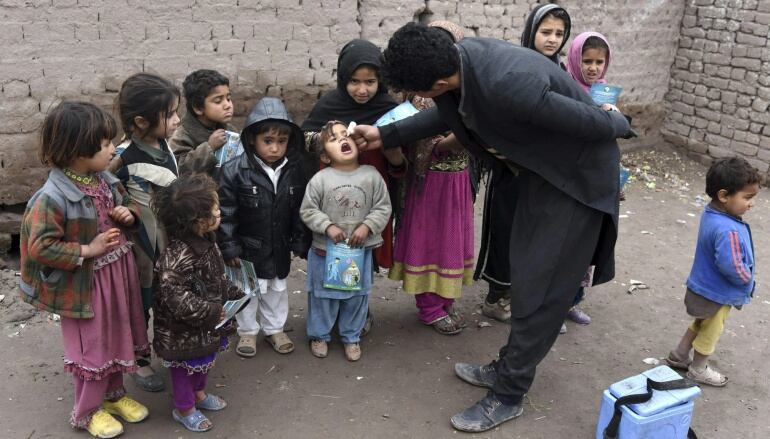 Un trabajador de los servicios sanitarios suministra la vacuna de la polio a un niño en Jalalabad (Afganistán) este lunes.